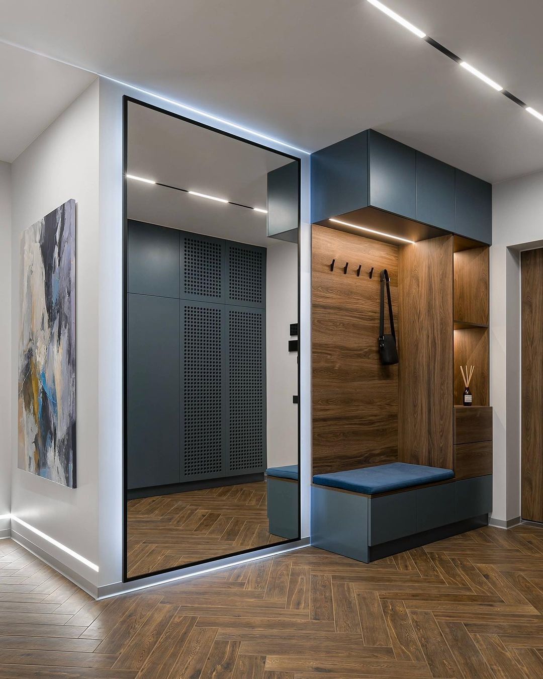 თანამედროვე შემოსასვლელის ინტერიერი მაღალი ხარისხის მასალებით, პრაქტიკული განლაგებით და ვიზუალურად მიმზიდველი დიზაინით.