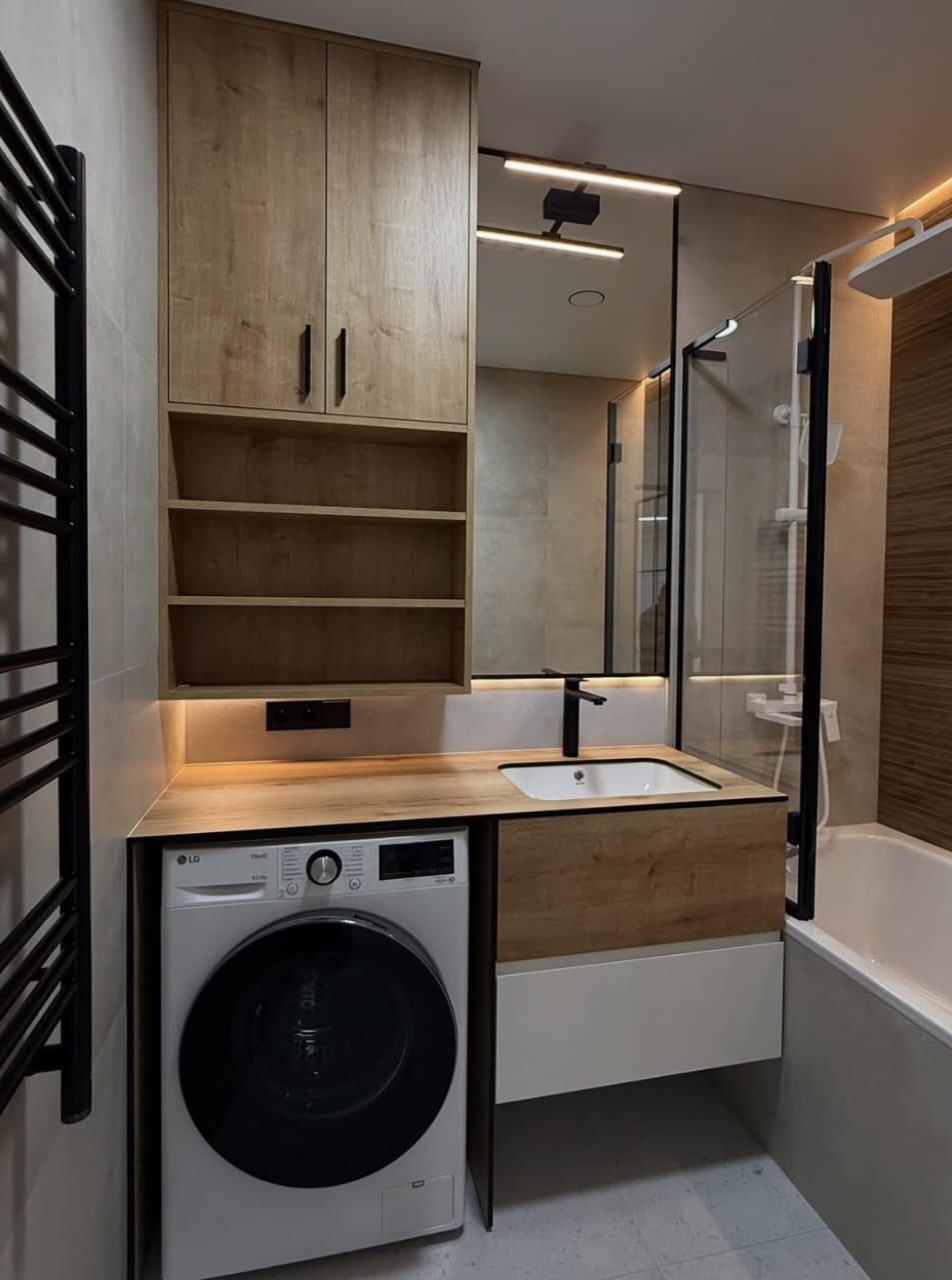 თანამედროვე აბაზანის ინტერიერი მაღალი ხარისხის სანტექნიკით, ფლაგმენტური დიზაინით და ფუნქციური განლაგებით.