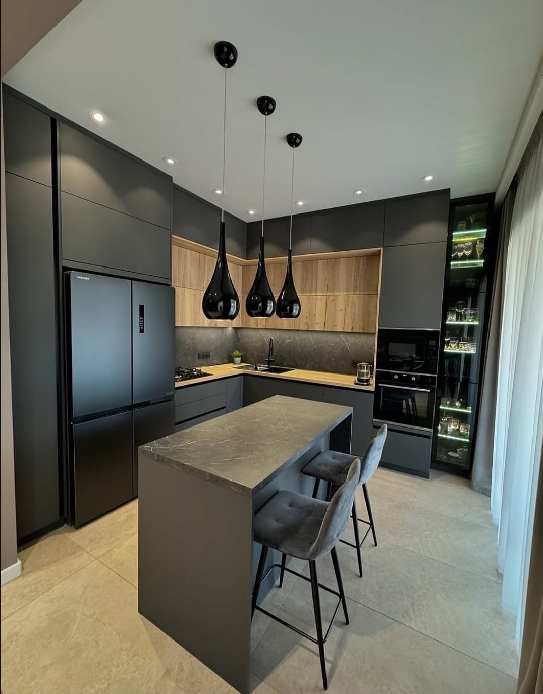 თანამედროვე სამზარეულოს ინტერიერი მაღალი ხარისხის მასალებით, ფუნქციური განლაგებით და დახვეწილი დიზაინით.