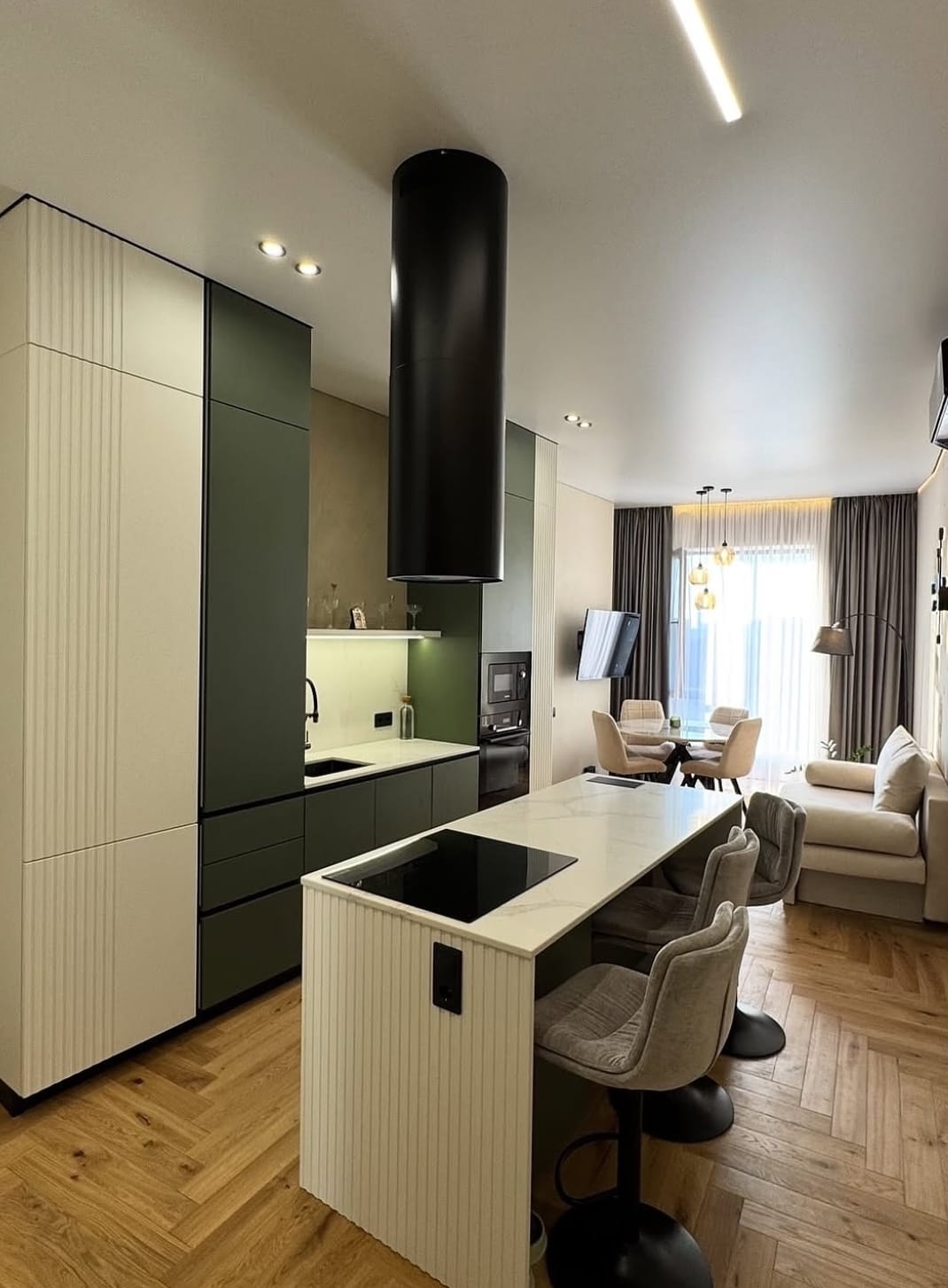 თანამედროვე სამზარეულოს ინტერიერი მაღალი ხარისხის მასალებით, ფუნქციური განლაგებით და დახვეწილი დიზაინით.