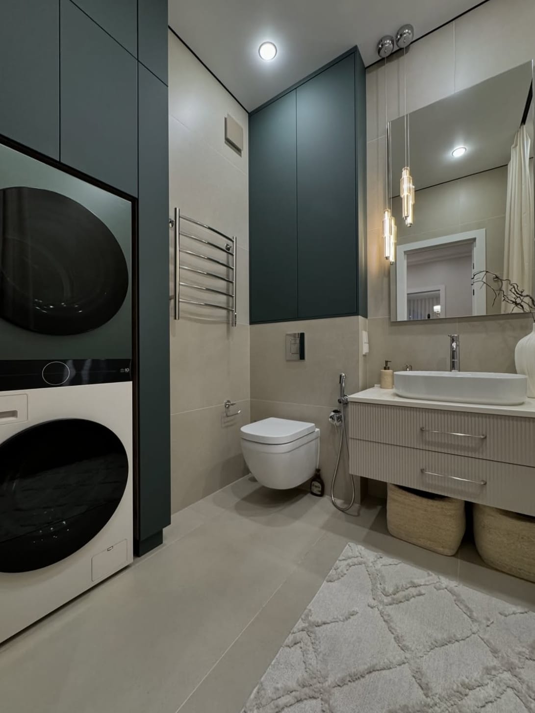 თანამედროვე აბაზანის ინტერიერი მაღალი ხარისხის სანტექნიკით, ფლაგმენტური დიზაინით და ფუნქციური განლაგებით.