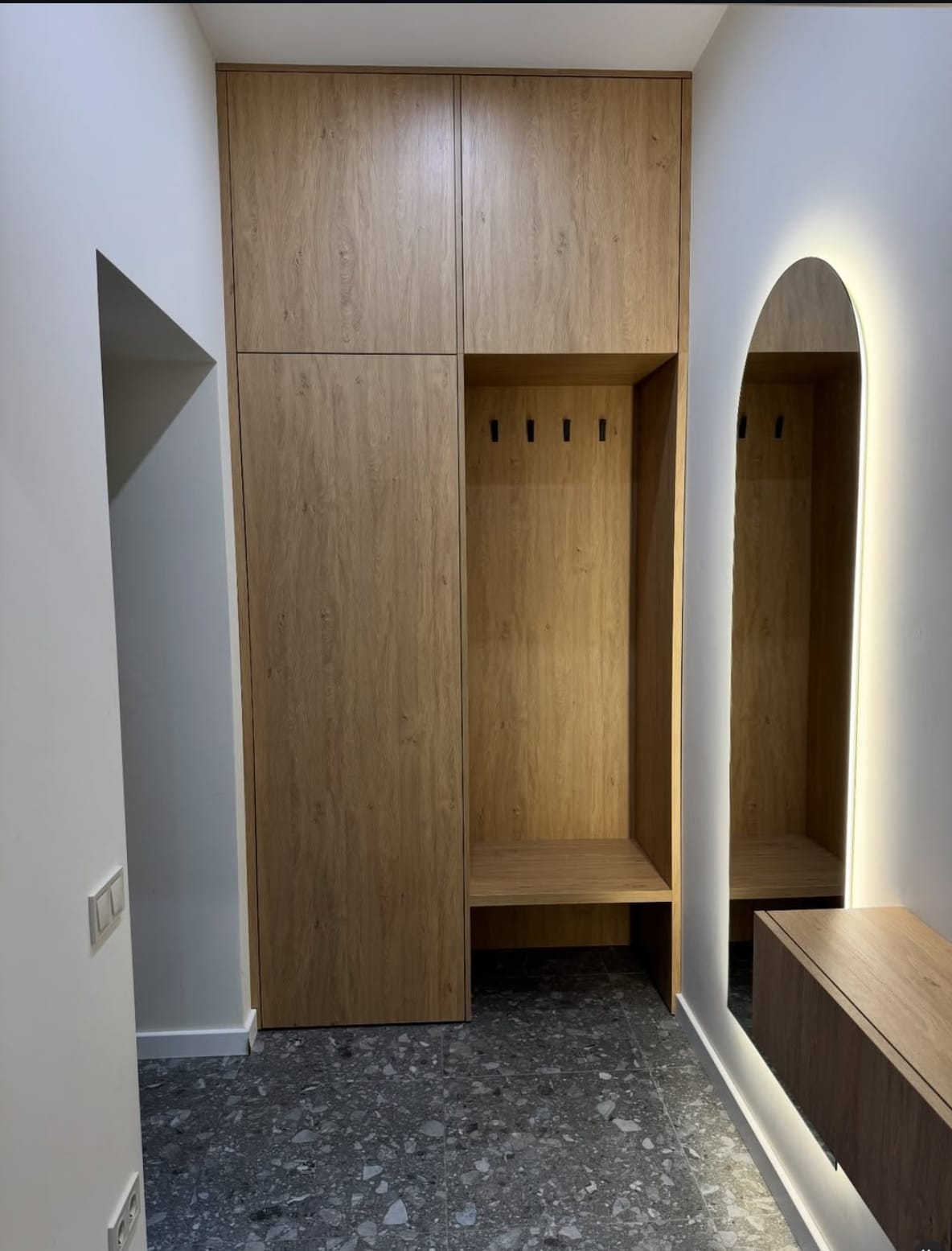 Laminate Wardrobe -ავსტრიული ლამინატის კარადა სარკის კონსოლით შემოსასვლელში