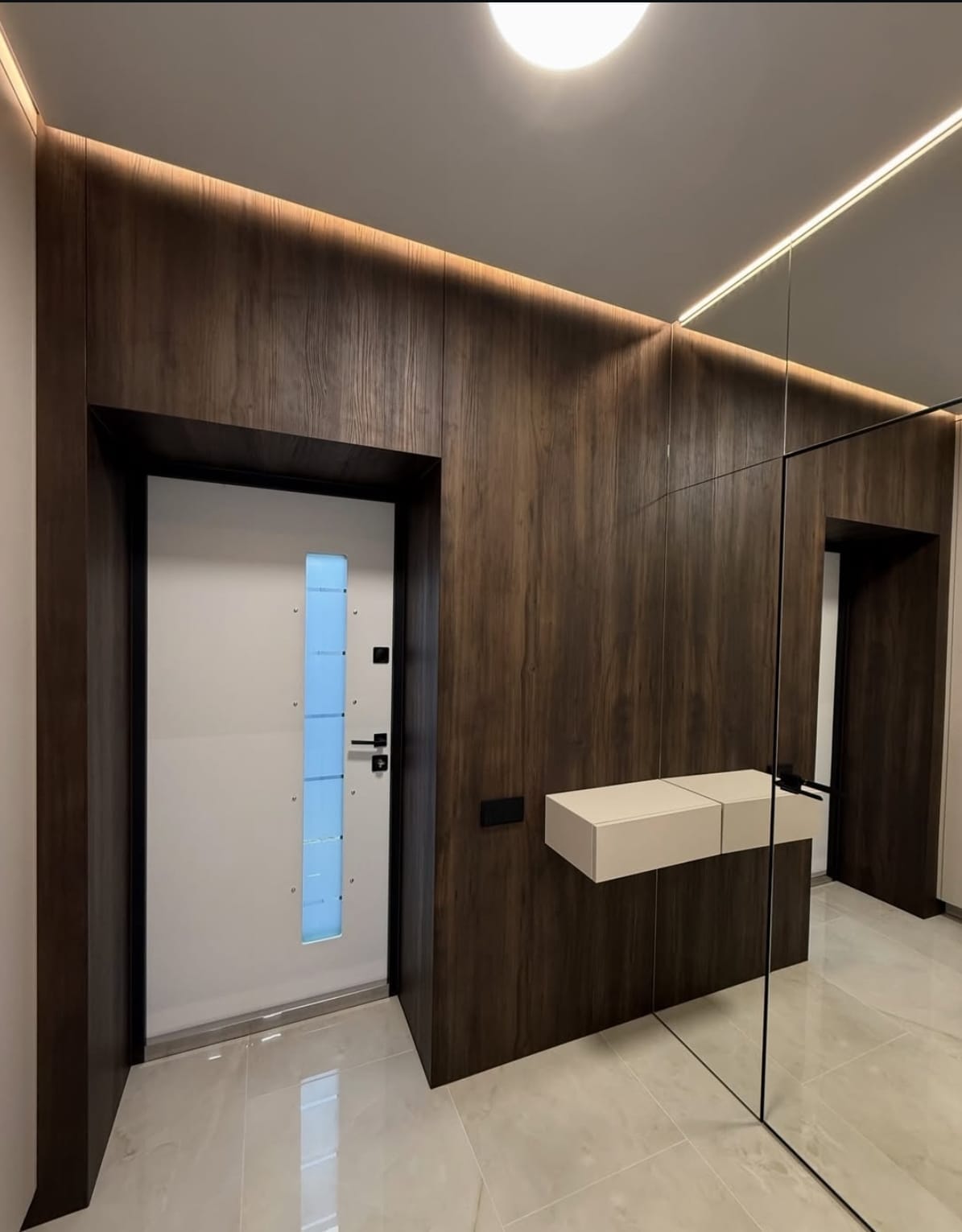 Mirrored Wardrobe - სარკიანი კარადა შემოსასვლელში და დაშპონილი MDF კედელი